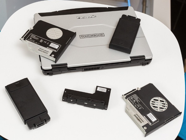 Panasonic Toughbook FZ-55 - Некоторые из доступных модулей расширения (по часовой стрелке сверху слева) - второй SSD; считыватель RFID; выделенный графический процессор; устаревшие VGA и последовательные порты; и сканер отпечатков пальцев.