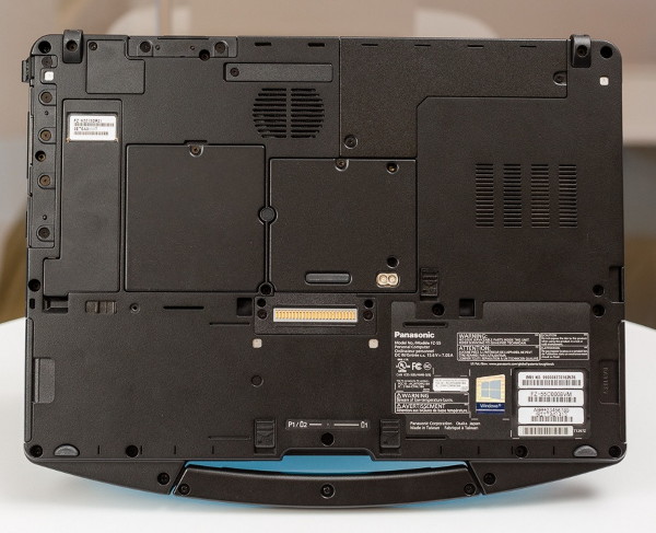 Panasonic Toughbook FZ-55 - Модуль SSD расположен в отдельном, легко доступном отсеке в нижней части Toughbook 55 (вверху слева на фото выше). Возможность удаления загрузочного диска позволяет хранить диск в отдельном месте от ноутбука.